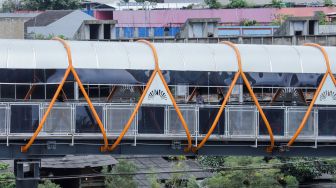 Sejumlah pejalan kaki melintasi Skywalk di kawasan Kebayoran Lama, Jakarta Selatan, Jumat (10/2/2023). [Suara.com/Alfian Winanto]