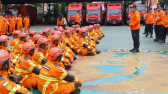 Kepala Basarnas Marsekal Madya TNI Henri Alfiandi (kanan) memberikan arahan kepada tim Indonesia Search and Rescue (INASAR) saat mengikuti upacara pelepasan dalam rangka perbantuan internasional ke Turki di Lapangan Basarnas, Kantor Pusat Basarnas, Jakarta Pusat, Jumat (10/2/2023). [Suara.com/Alfian Winanto]