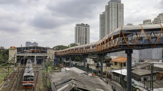 Suasana Skywalk di kawasan Kebayoran Lama, Jakarta Selatan, Jumat (10/2/2023). [Suara.com/Alfian Winanto]