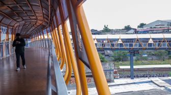 Sejumlah pejalan kaki melintasi Skywalk di kawasan Kebayoran Lama, Jakarta Selatan, Jumat (10/2/2023). [Suara.com/Alfian Winanto]