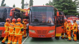 Anggota tim Indonesia Search and Rescue (INASAR) menaiki bus untuk diberangkatkan usai mengikuti upacara pelepasan dalam rangka perbantuan internasional ke Turki di Lapangan Basarnas, Kantor Pusat Basarnas, Jakarta Pusat, Jumat (10/2/2023). [Suara.com/Alfian Winanto]