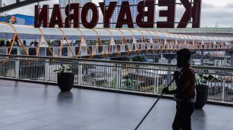 Sejumlah pejalan kaki melintasi Skywalk di kawasan Kebayoran Lama, Jakarta Selatan, Jumat (10/2/2023). [Suara.com/Alfian Winanto]