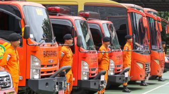 Anggota tim Indonesia Search and Rescue (INASAR) mengikuti upacara pelepasan dalam rangka perbantuan internasional ke Turki di Lapangan Basarnas, Kantor Pusat Basarnas, Jakarta Pusat, Jumat (10/2/2023). [Suara.com/Alfian Winanto]