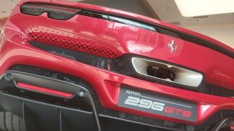 Supercar Hybrid Ferrari 296 GTS Hadir di Indonesia,  Ada Opsi Warna Baru Rosso Imola