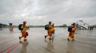 Petugas SAR gabungan mengikuti perlepasan misi kemanusian ke Turki di Lanud Halim Perdanakusuma, Jakarta Timur, Sabtu (11/2/2023). [Suara.com/Alfian Winanto]