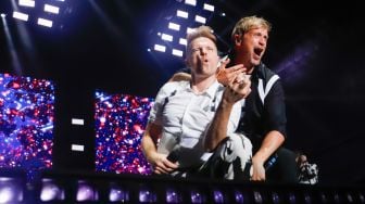 Personel Westlife, Nicky Byrne (kiri) dan Kian Egan (kanan) tampil dalam konser bertajuk 'The Wild Dream Tour 2023' di Stadion Madya, Gelora Bung Karno, Jakarta Pusat, Sabtu (11/2/2023). [Suara.com/Alfian Winanto]