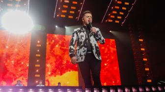 Personel Westlife Mark Feehily tampil dalam konser bertajuk 'The Wild Dream Tour 2023' di Stadion Madya, Gelora Bung Karno, Jakarta Pusat, Sabtu (11/2/2023). [Suara.com/Alfian Winanto]