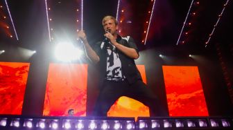 Personel Westlife Kian Egan tampil dalam konser bertajuk 'The Wild Dream Tour 2023' di Stadion Madya, Gelora Bung Karno, Jakarta Pusat, Sabtu (11/2/2023). [Suara.com/Alfian Winanto]