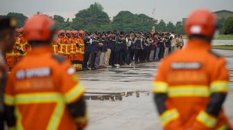 Petugas SAR gabungan mengikuti perlepasan misi kemanusian ke Turki di Lanud Halim Perdanakusuma, Jakarta Timur, Sabtu (11/2/2023). [Suara.com/Alfian Winanto]