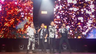 Personel Westlife tampil dalam konser bertajuk 'The Wild Dream Tour 2023' di Stadion Madya, Gelora Bung Karno, Jakarta Pusat, Sabtu (11/2/2023). [Suara.com/Alfian Winanto]