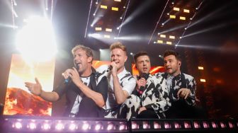 Personel Westlife tampil dalam konser bertajuk 'The Wild Dream Tour 2023' di Stadion Madya, Gelora Bung Karno, Jakarta Pusat, Sabtu (11/2/2023). [Suara.com/Alfian Winanto]