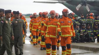 Petugas SAR gabungan mengikuti perlepasan misi kemanusian ke Turki di Lanud Halim Perdanakusuma, Jakarta Timur, Sabtu (11/2/2023). [Suara.com/Alfian Winanto]