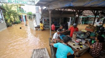 Belasan Desa di Pasuruan Terendam Banjir, Warga Asik Ngopi hingga Bocah Berenang