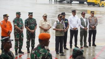 Menteri Koordinator bidang Pembangunan Manusia dan Kebudayaan (Menko PMK) Muhadjir Effendy (tengah), bersama Menteri Pertahanan Prabowo Subianto (kempat kiri), Panglima TNI Laksamana TNI Yudo Margono (ketiga kiri), Menteri Kesehatan Budi Gunadi Sadikin (kempat kanan), Kepala Basarnas Marsekal Madya TNI Henri Alfiandi (kiri), Kepala Badan Nasional Penanggulangan Bencana (BNPB) Letnan Jenderal TNI Suharyanto (kedua kanan), KASAU Marsekal TNI Fadjar Prasetyo (kedua kiri), Direktur Jendral Protokol dan Konsuler Kementerian Luar Negeri Andy Rachmianto (Ketiga kanan) melepas misi kemanusian ke Turki di Lanud Halim Perdanakusuma, Jakarta Timur, Sabtu (11/2/2023). [Suara.com/Alfian Winanto]