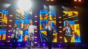 Konser Westlife di Stadion Madya, 'Ancaman' Nicky Byrne hingga Lautan Jas Hujan Putih di Lagu You Rise Me Up