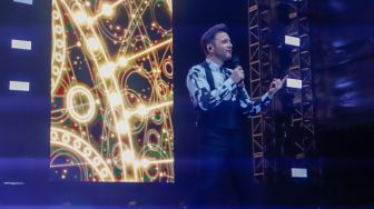 Personel Westlife Shane Filan tampil dalam konser bertajuk 'The Wild Dream Tour 2023' di Stadion Madya, Gelora Bung Karno, Jakarta Pusat, Sabtu (11/2/2023). [Suara.com/Alfian Winanto]