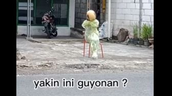 Viral Bocah SMK Dililit Plastik Besar Seperti Pocong di Pinggir Jalan, Ngaku Guyon Tapi Bikin Resah Warga