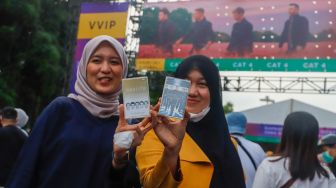 Penonton berswafoto saat menghadiri konser Westlife 'The Wild Dreams Tour' di Stadion Madya, Gelora Bung Karno, Jakarta Pusat, Sabtu (11/2/2023). [Suara.com/Alfian Winanto]