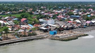 Pemprov Sulsel Beri Bantuan Pembangunan Tanggul Cegah Abrasi di Desa Pa'lalakkang Takalar