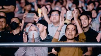 Momen Iriana Jokowi Ikut Joget Nonton Konser Dewa 19, Netizen: Ibu Juga Butuh Hiburan