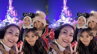 8 Potret Ayu Ting Ting di Disneyland Paris, Seru-seruan Bareng Keluarga Besar