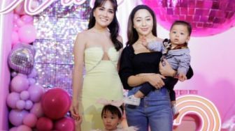 Pemer Perut Rata, Intip 9 Gaya Berkelas Nikita Willy Hadir di Ultah Anak Shandy Aulia Bersama Putranya