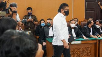 Terdakwa kasus pembunuhan Brigadir Yosua Hutabarat, Ferdy Sambo hadir untuk mengikuti sidang putusan di Pengadilan Negeri Jakarta Selatan, Senin (13/2/2023). [Suara.com/Alfian Winanto]