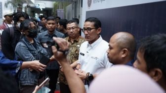 Viral Singa Nabrak Mobil, Sandiaga Uno: Perlu Penyesuaian dan Sosialisasi