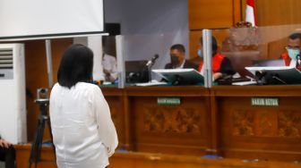 Terdakwa kasus pembunuhan Brigadir Yosua Hutabarat, Putri Candrawathi saat mengikuti sidang putusan di Pengadilan Negeri Jakarta Selatan, Senin (13/2/2023). [Suara.com/Alfian Winanto]