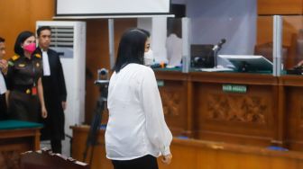 Terdakwa kasus pembunuhan Brigadir Yosua Hutabarat, Putri Candrawathi saat mengikuti sidang putusan di Pengadilan Negeri Jakarta Selatan, Senin (13/2/2023). [Suara.com/Alfian Winanto]