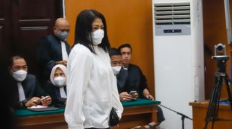 Divonis 20 Tahun Penjara, Reaksi Sesak Napas Putri Candrawathi Jadi Sorotan, Gejala Serangan Panik?