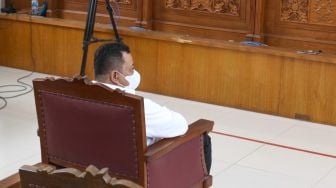 Terdakwa kasus pembunuhan Brigadir Yosua Hutabarat, Kuat Ma'ruf saat mengikuti sidang putusan di Pengadilan Negeri Jakarta Selatan, Selasa (14/2/2023). [Suara.com/Alfian Winanto]