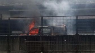 Mobil Terbakar di Pintu Keluar Tol Rawa Buaya Cengkareng, 8 Petugas Damkar Dikerahkan