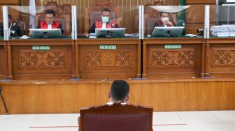 Terdakwa kasus pembunuhan Brigadir Yosua Hutabarat, Kuat Ma'ruf saat mengikuti sidang putusan di Pengadilan Negeri Jakarta Selatan, Selasa (14/2/2023). [Suara.com/Alfian Winanto]