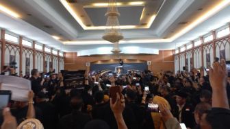 Disalami Amien Rais, Anies Baswedan Sumringah Disoraki 'Presiden' di Rakernas Partai Ummat