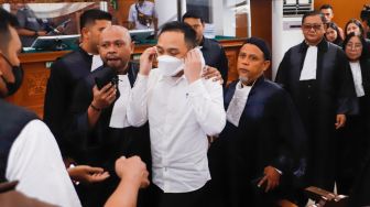 Terdakwa kasus pembunuhan Brigadir Yosua Hutabarat, Ricky Rizal usai mengikuti sidang putusan di Pengadilan Negeri Jakarta Selatan, Selasa (14/2/2023). [Suara.com/Alfian Winanto]
