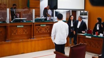 Terdakwa kasus pembunuhan Brigadir Yosua Hutabarat, Ricky Rizal usai mengikuti sidang putusan di Pengadilan Negeri Jakarta Selatan, Selasa (14/2/2023). [Suara.com/Alfian Winanto]
