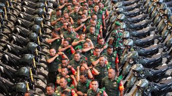 Sejumlah personel TNI Angkatan Darat yang bertugas sebagai Babinsa berdiri di samping sepeda motor bantuan di Grand City Mall, Surabaya, Jawa Timur, Senin (13/2/2023). [ANTARA FOTO/Didik Suhartono].