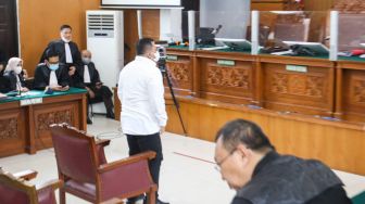 Terdakwa kasus pembunuhan Brigadir Yosua Hutabarat, Kuat Ma'ruf saat mengikuti sidang putusan di Pengadilan Negeri Jakarta Selatan, Selasa (14/2/2023). [Suara.com/Alfian Winanto]