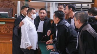 Terdakwa kasus pembunuhan Brigadir Yosua Hutabarat, Kuat Ma'ruf saat mengikuti sidang putusan di Pengadilan Negeri Jakarta Selatan, Selasa (14/2/2023). [Suara.com/Alfian Winanto]