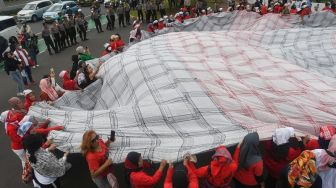 Aktivis membawa poster dalam aksi damai memperingati Hari Pekerja Rumah Tangga di depan kompleks Parlemen, Senayan, Jakarta, Rabu (15/2/2023). [ANTARA FOTO/Aditya Pradana Putra].