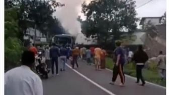 Bus Rombongan Anak TK Terguling Tabrak Rumah Warga di Jalur Taman Safari Prigen