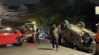 Dua Mobil Terlibat Adu Banteng di Kemang Utara, As Roda Depan Patah hingga Terguling