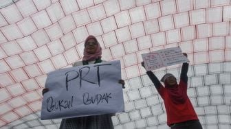 Aktivis membawa poster dalam aksi damai memperingati Hari Pekerja Rumah Tangga di depan kompleks Parlemen, Senayan, Jakarta, Rabu (15/2/2023). [ANTARA FOTO/Aditya Pradana Putra].