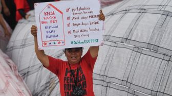 Aktivis membawa poster dalam aksi damai memperingati Hari Pekerja Rumah Tangga di depan kompleks Parlemen, Senayan, Jakarta, Rabu (15/2/2023). [ANTARA FOTO/Aditya Pradana Putra].