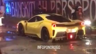 Viral Rombongan Mobil Lamborghini Lewat Jalanan Rusak dan Becek di Ponorogo