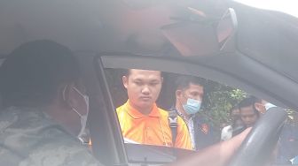 Bripda HS alias Haris Sitanggang anggota Densus 88 Antiteror Polri menjalani rekonstruksi kasus pembunuhan terhadap supir taksi online yang digelar Subdit Resmob Ditreskrimum Polda Metro Jaya, Kamis (16/2/2023). [Suara.com/M. Yasir]