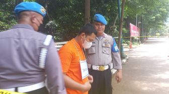 Bripda HS alias Haris Sitanggang anggota Densus 88 Antiteror Polri menjalani rekonstruksi kasus pembunuhan terhadap supir taksi online yang digelar Subdit Resmob Ditreskrimum Polda Metro Jaya, Kamis (16/2/2023). [Suara.com/M. Yasir]