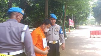 Terus Menunduk saat Digiring Penyidik, Begini Tampang Bripda HS Anggota Densus 88 Pembunuh Sopir Taksi Online di Depok