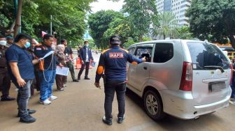 Bripda HS alias Haris Sitanggang anggota Densus 88 Antiteror Polri menjalani rekonstruksi kasus pembunuhan terhadap supir taksi online yang digelar Subdit Resmob Ditreskrimum Polda Metro Jaya, Kamis (16/2/2023). [Suara.com/M. Yasir]